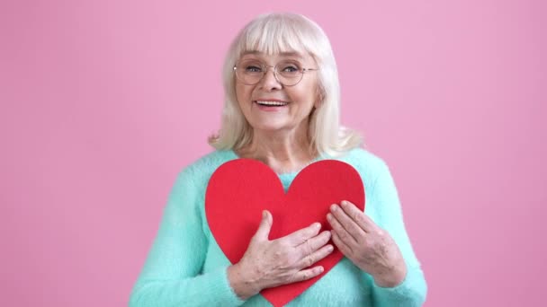 Lindo precioso viejo abuelita obtener abrazo tarjeta corazón aislado pastel color fondo — Vídeo de stock