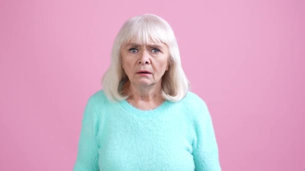 Senior dame onder de indruk verschrikkelijk bericht geïsoleerde pastel kleur achtergrond — Stockvideo