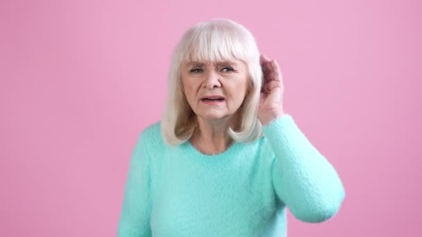 Lady niet luisteren gerucht roddel geïsoleerde pastel kleur achtergrond — Stockvideo