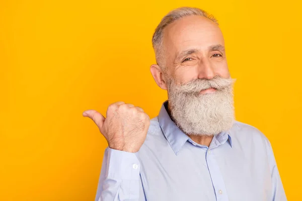 행복하고 매력적 인 긍정적 인 노인의 사진 손가락빈 공간 세일노란 색 배경에 분리 — 스톡 사진