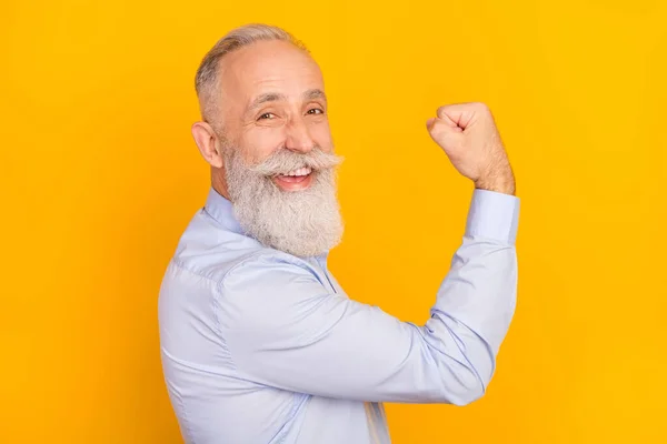 Perfil lado ver retrato de atractivo alegre hombre de mediana edad divertirse celebrar aislado sobre gris pastel color fondo — Foto de Stock