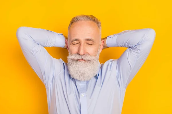 Retrato de un atractivo hombre tranquilo y soñador descansando pausa para dormir aislado sobre fondo gris pastel — Foto de Stock