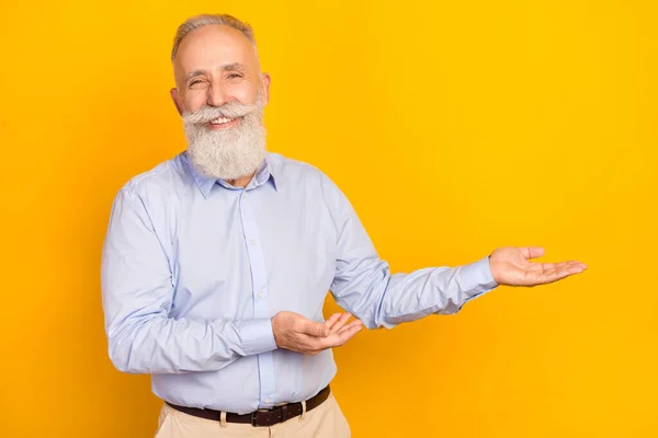 Photo of charismatic sweet mature man dressed formal outfit smiling inviting you come empty space isolated yellow color background — Stock Photo, Image