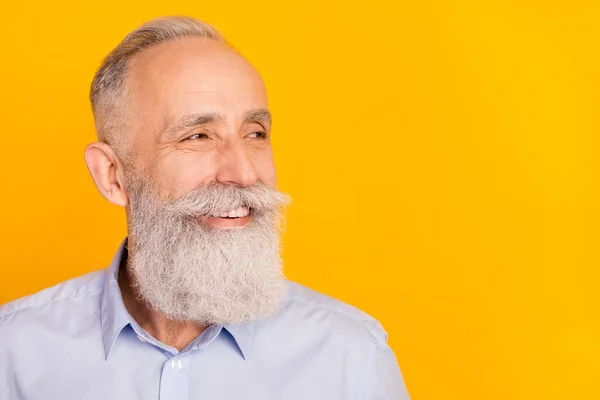 Närbild porträtt av attraktiva glada medelålders man tittar åt sidan kopiera utrymme annons isolerad över grå pastell färg bakgrund — Stockfoto