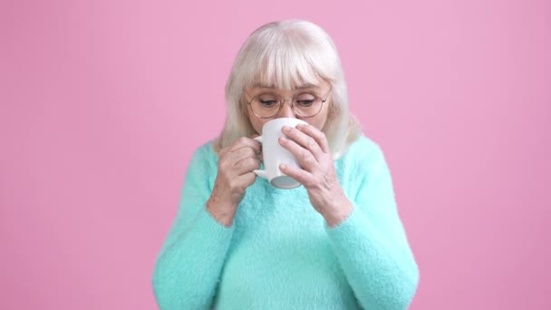 受启发的老奶奶喝阿拉伯拿铁孤立的彩色背景 — 图库视频影像
