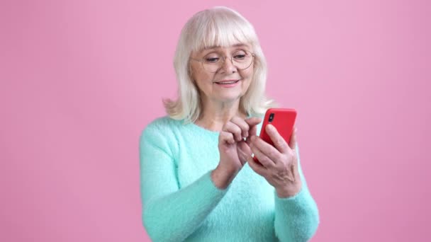Stará dáma typ číslo gadget volání izolované pastel barva pozadí — Stock video