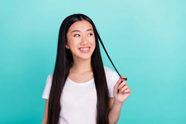 Portret van aantrekkelijke vrolijke nieuwsgierige vrolijke langharige meisje denken geïsoleerd over heldere teal turquoise kleur achtergrond — Stockfoto