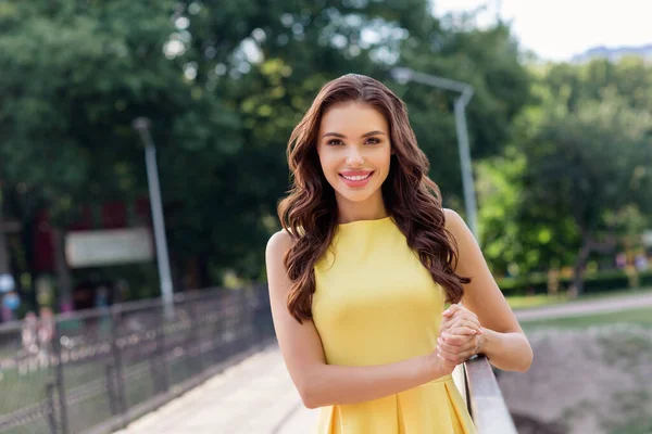 Foto van jonge aantrekkelijke vrouw gelukkig positieve glimlach krullend haar centrum lopen reizen vakantie buiten — Stockfoto