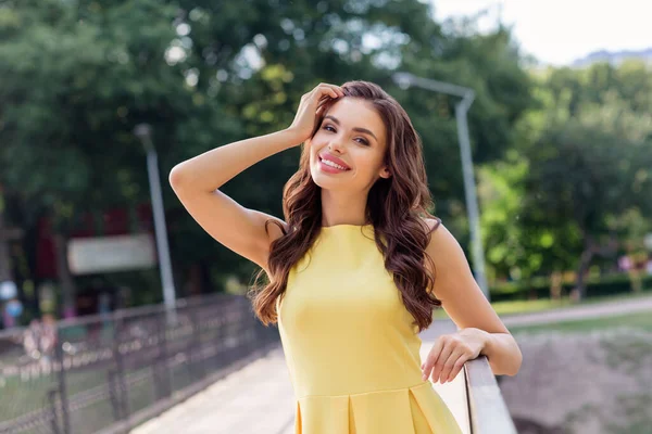 Foto de jovem alegre mulher feliz sorriso positivo mão toque cabeça cidade fim de semana livre tempo andar verão ao ar livre — Fotografia de Stock