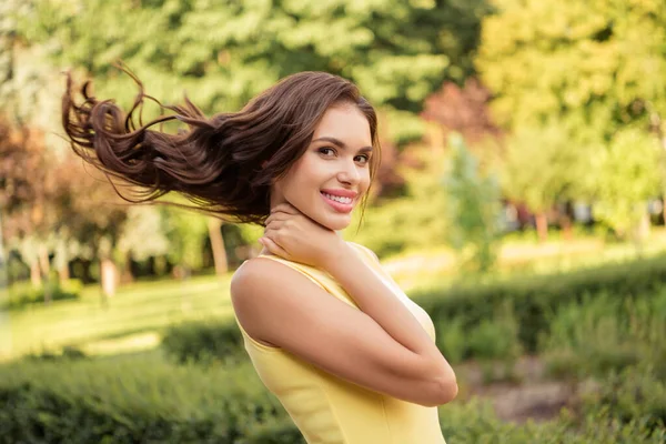 若い魅力的な女性のプロフィール側の写真幸せな肯定的な笑顔フライエアケアシャンプーコンディションウォークパーク屋外 — ストック写真