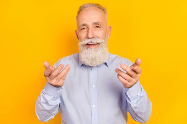 Foto de barba optimista hombre mayor hablar usar camisa azul aislado sobre fondo de color amarillo — Foto de Stock