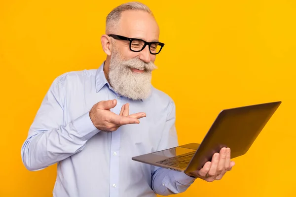 Foto av charmiga glad gammal affärsman titta bärbar dator online möte prata isolerad på gul färg bakgrund — Stockfoto