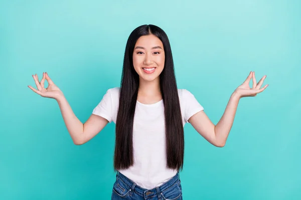 Φωτογραφία του νεαρού ελκυστική ασιατική κορίτσι ευτυχής θετικό χαμόγελο διαλογίζονται γιόγκα asana απομονώνονται πάνω τυρκουάζ φόντο χρώμα — Φωτογραφία Αρχείου