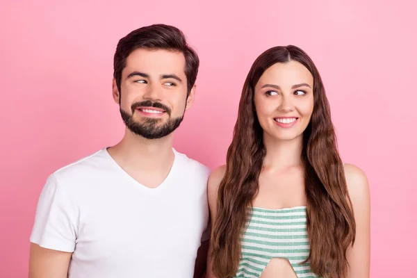 Foto de casal brincalhão astúcia olhar uns aos outros sorriso usar roupa casual isolado cor-de-rosa fundo — Fotografia de Stock