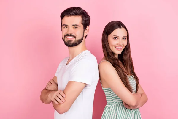 Fénykép a magabiztos pár keresztbe a kezét fogas mosoly viseljen alkalmi ruhát elszigetelt rózsaszín szín háttér — Stock Fotó