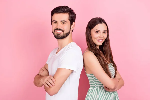 Foto av självsäkra par korsade händer toothy leende bära casual outfit isolerad rosa färg bakgrund — Stockfoto