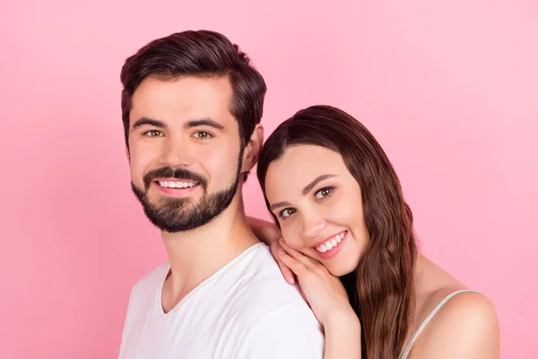 Foto de alegre agradável casal menina magra barbudo homem ombro desgaste casual roupa isolado cor-de-rosa fundo — Fotografia de Stock