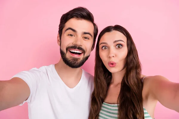 Foto do blogueiro positivo casal tirar selfie posando desgaste casual roupa isolado cor-de-rosa fundo — Fotografia de Stock