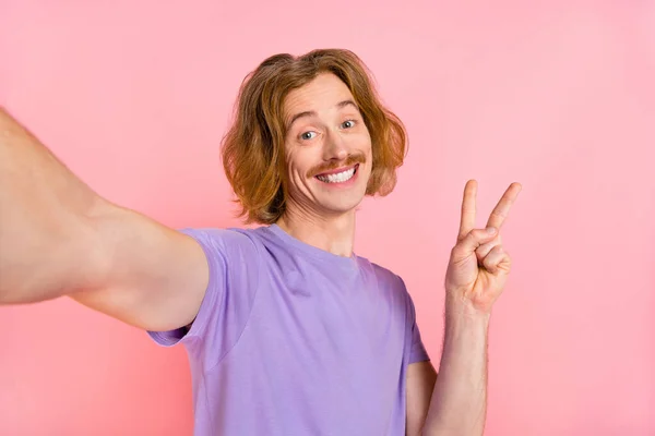Selbstporträt von attraktiven fröhlichen Kerl zeigt V-Zeichen gute Laune isoliert über rosa Pastellfarbe Hintergrund — Stockfoto