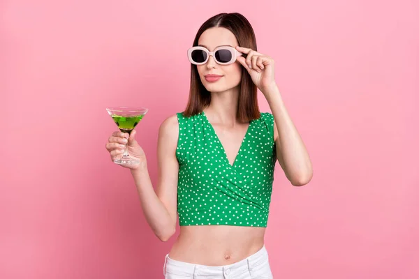 年轻迷人的女士寒意的照片享受周末的度假饮料鸡尾酒与粉色背景隔离 — 图库照片