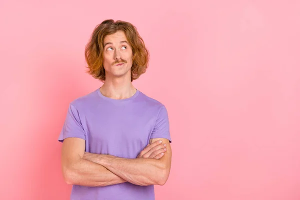 Porträtt av attraktiva sinnade osäker kille vikta armar skapa lösning gissa ledtråd isolerad över rosa pastell färg bakgrund — Stockfoto