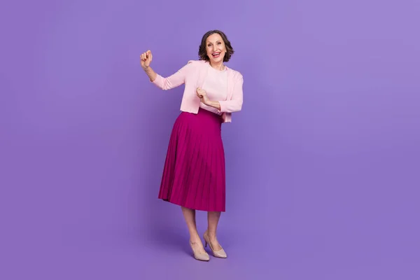 Täyspitkä kuva iloinen innoissaan nainen nauttia vapaa-ajan viikonloppuna klubi eristetty violetti väri tausta — kuvapankkivalokuva