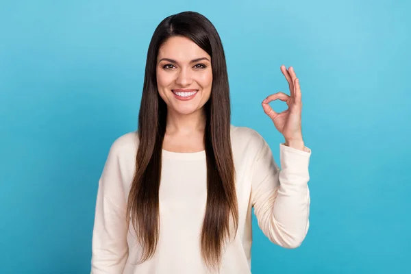 Foto de menina alegre jovem mostrar dedos símbolo okey aprovar promo perfeito isolado sobre fundo de cor azul — Fotografia de Stock