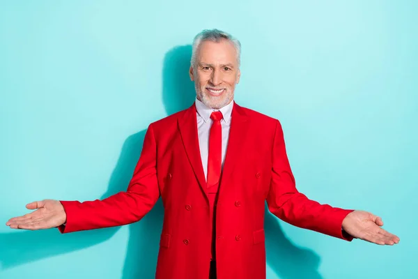 Fénykép aranyos nyugdíjas férfi viselni piros három részes öltöny összehasonlítva karok üres tér elszigetelt türkiz színes háttér — Stock Fotó