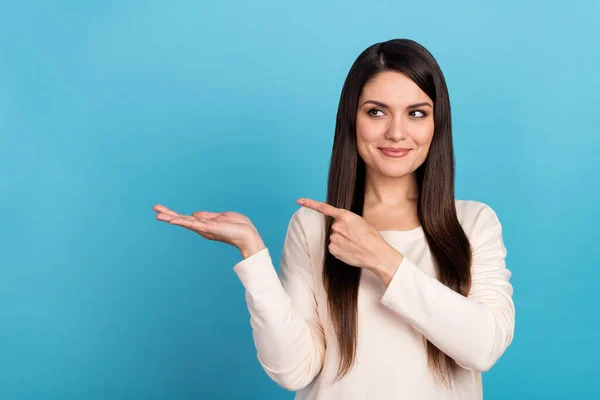 Foto de aspecto de mujer joven indican dedo oferta de producto seleccionar recomendar descuento aislado sobre fondo de color azul — Foto de Stock