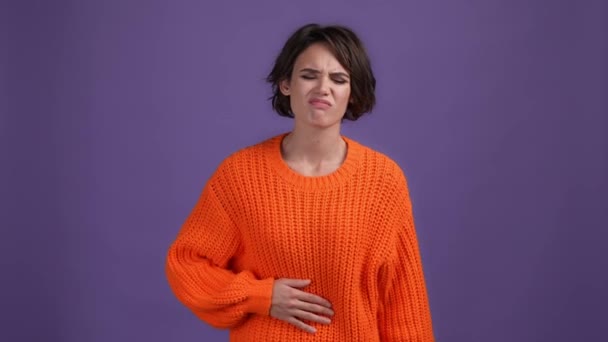 Dame ivre souffrir de l'infection du ventre vomir isolé sombre fond de couleur vibrante — Video