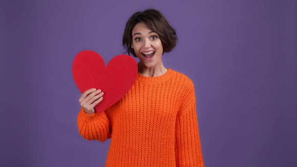 Senhora positiva obter cartão postal abraço isolado cor vibrante escuro fundo — Vídeo de Stock