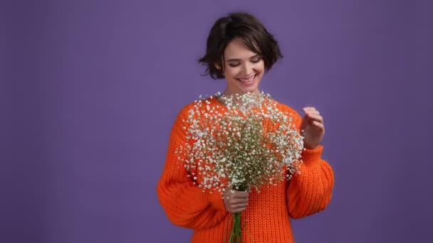Lady gyűjteni virágos virágok elszigetelt élénk szín háttér — Stock videók