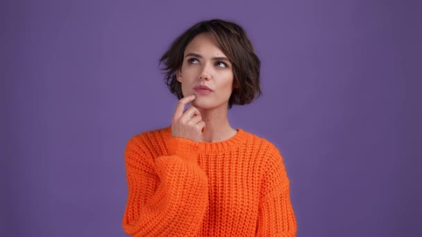 Pensive Dame entscheiden große Gedanken Geist isoliert dunkel violette Farbe Hintergrund — Stockvideo