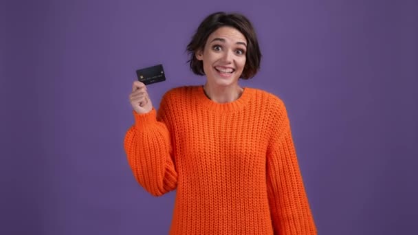 Señora sugiere tarjeta de débito hacer pulgar hacia arriba aislado color violeta oscuro fondo — Vídeo de stock