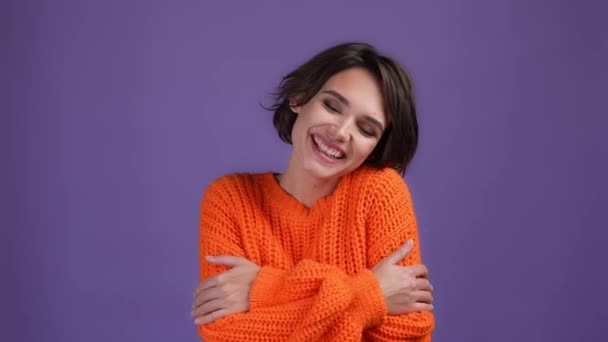 Lady kuscheln sich frische Kleidung isoliert dunkel lila Farbe Hintergrund — Stockvideo