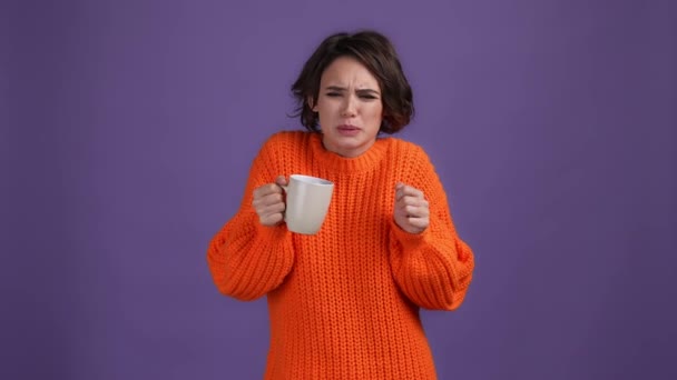 Κυρία υποφέρουν παγωμένο κλίμα ποτό ζεστό latte απομονωμένο ζωντανό χρώμα φόντο — Αρχείο Βίντεο