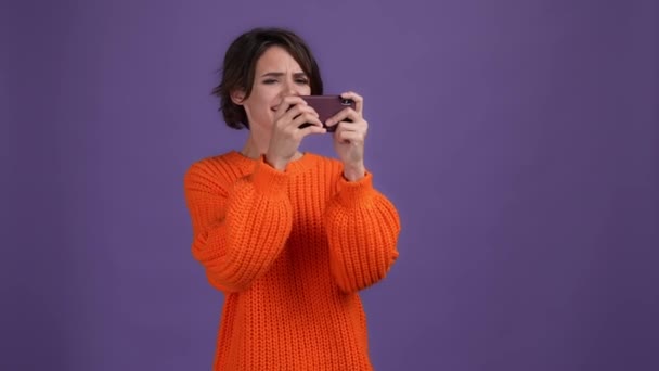 Addicted κυρία παίζουν gadget γροθιά παιχνίδι επάνω απομονωμένο σκούρο ζωντανό χρώμα φόντο — Αρχείο Βίντεο