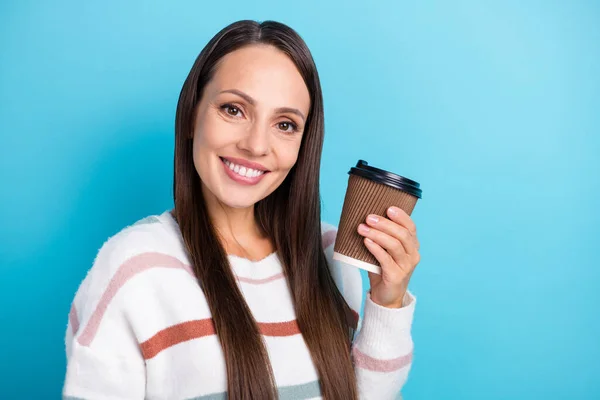 Foto de senhora de negócios positiva desfrutar saboroso café pausa desgaste listrado pulôver isolado azul cor de fundo — Fotografia de Stock