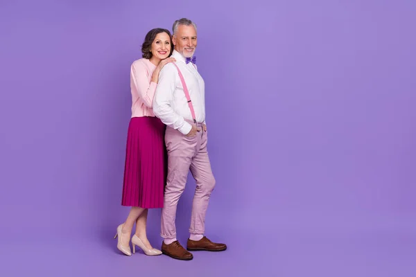 Foto de perfil de cuerpo completo de socios encantadores idílicos abrazo paseo de fin de semana aislado en el fondo de color púrpura —  Fotos de Stock