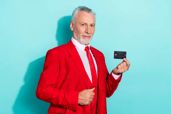 Foto de homem atraente pensionista vestido vermelho três peça crescente cartão de crédito isolado cor teal fundo — Fotografia de Stock