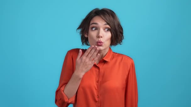 Lady hand mond delen bericht schuld geïsoleerde blauwe kleur achtergrond — Stockvideo