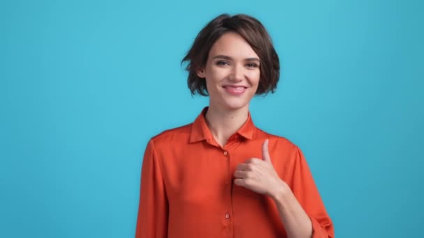 Lady agent känner sig stolt själv föreslå isolerad blå färg bakgrund — Stockvideo