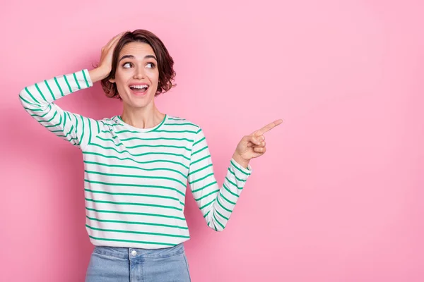 Retrato de atraente surpreendido alegre atordoado menina demonstrando anúncio espaço cópia como seguir isolado sobre cor pastel rosa fundo — Fotografia de Stock