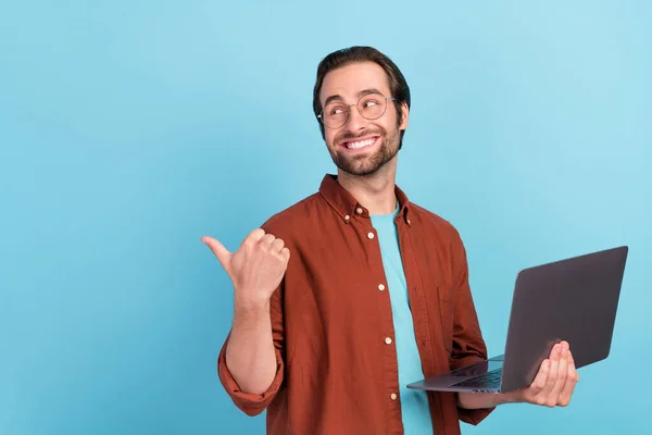 Фото менеджера брюнетки молодий хлопець тримає індекс ноутбука рекламний одяг окуляри тенденція підходить ізольовано на синьому кольоровому фоні — стокове фото