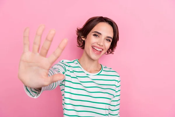 Portrét atraktivní veselá přátelská dívka dává pět množství počítat izolované přes růžové pastelové barvy pozadí — Stock fotografie