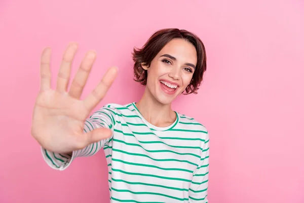 Retrato de menina amigável alegre atraente dando cinco contagem quantidade isolada sobre fundo de cor pastel rosa — Fotografia de Stock