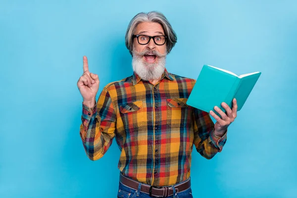 Foto von beeindruckt Mann tragen kariertes Hemd Armbrille Wissen interessante Fakten isoliert blaue Farbe Hintergrund — Stockfoto