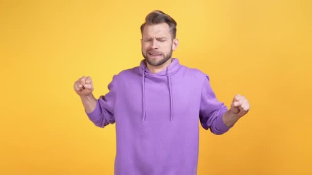Overweldigde man stretch armen vermoeiend geïsoleerde levendige kleur achtergrond — Stockvideo