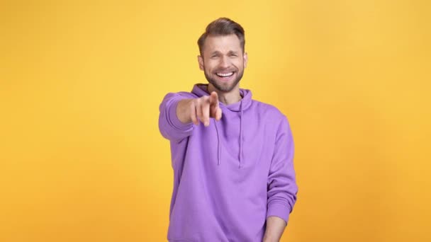 Guy fooling point vinger camera gelach geïsoleerde levendige kleur achtergrond — Stockvideo