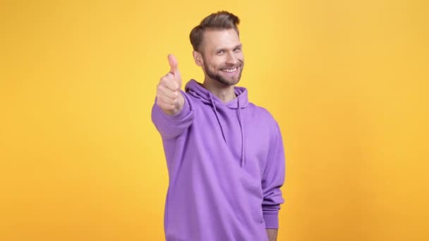 Позитивный парень промоутер сделать большой палец вверх объявления изолированы яркий цветовой фон — стоковое видео